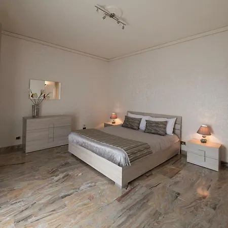 Domus Aurea B&B 취아카