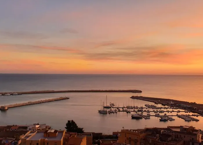 לינה וארוחת בוקר Domus Aurea 3*