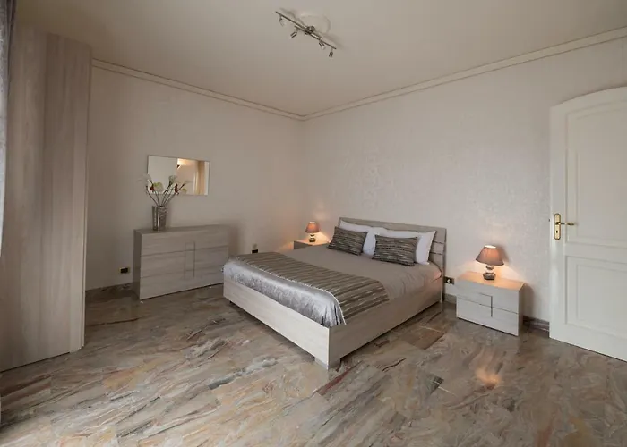 Domus Aurea B&B 취아카